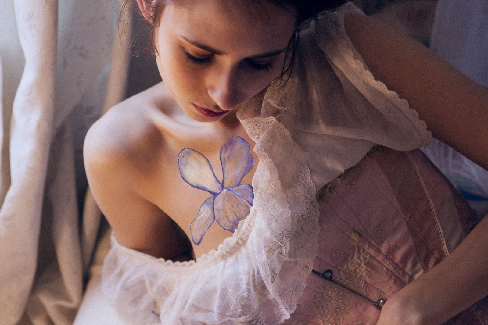 “À la deux fois née”, a mixed media collaboration between poetess and model Anne-Rebecca Willing, photographer Solène Ballesta and messalyn for the watercoloured violets.
